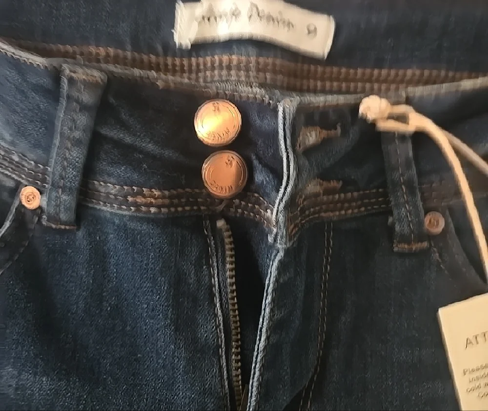 2/10$  Blue Distressed Ankle Jeans with pearls - Picture 3 of 3